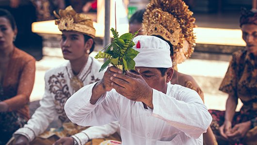 Bali\s people praying